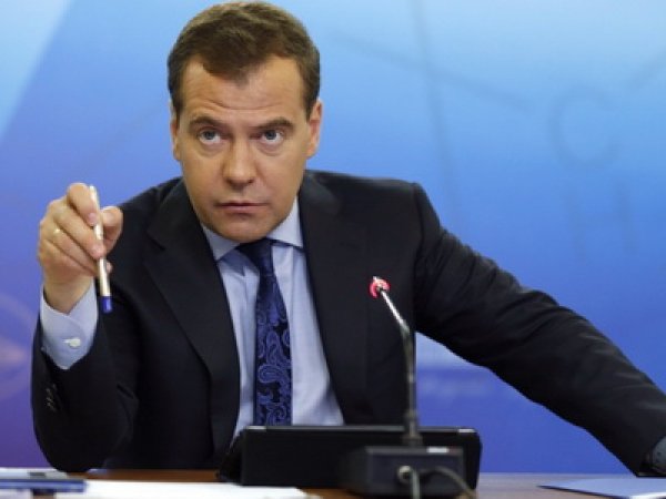 Медведев вышел из себя после просьбы нефтяников поднять цены на бензин на 5 рублей