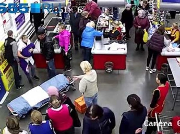В Омской области женщина родила ребенка в очереди на кассе в супермаркете