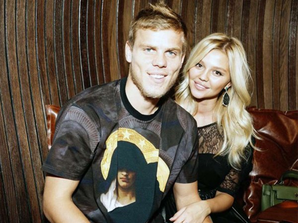 Подругу Кокорина возмутили возможные 7 лет тюрьмы за то, что футболист "проехался стулом" по Паку
