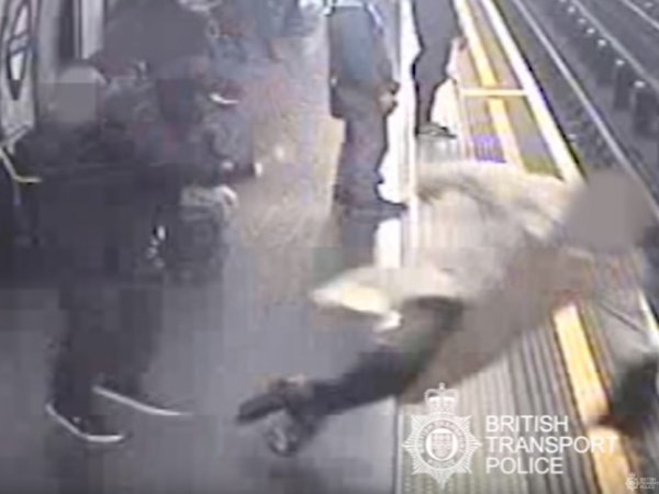 91-летнего экс-главу Евротоннеля столкнули на рельсы в метро: инцидент попал на видео