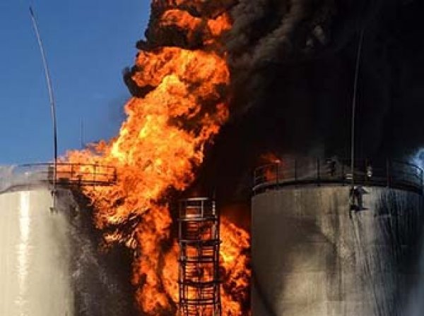 Пожар вспыхнул на нефтебазе в ХМАО: разлиты три тысячи кубометров нефти, есть раненые