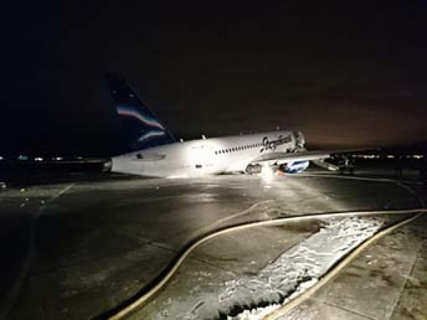 Самолет с пассажирами упал на брюхо в Якутске, инцидент попал на видео