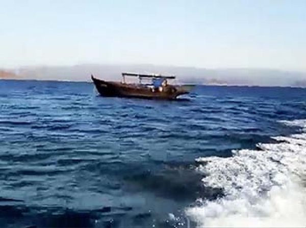 Таинственно дрейфующее судно без экипажа сняли на видео в Приморье