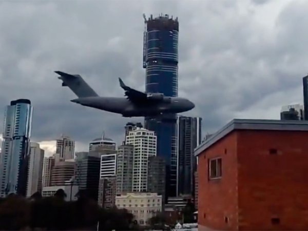 Самолет ВВС Австралии чудом не повторил катастрофу "9/11", пролетев между небоскребов