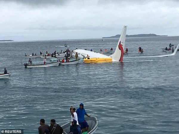 Что происходит после авиакатастрофы: снято видео, как спасатели заходят в упавший на воду самолет