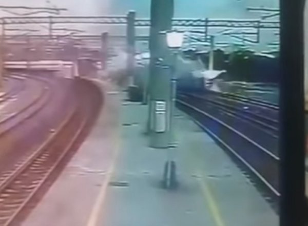 Видео момента крушения поезда на Тайване появилось в Сети