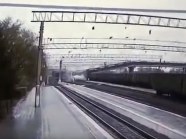 Обрушение железнодорожного моста в городе Свободном попало на видео