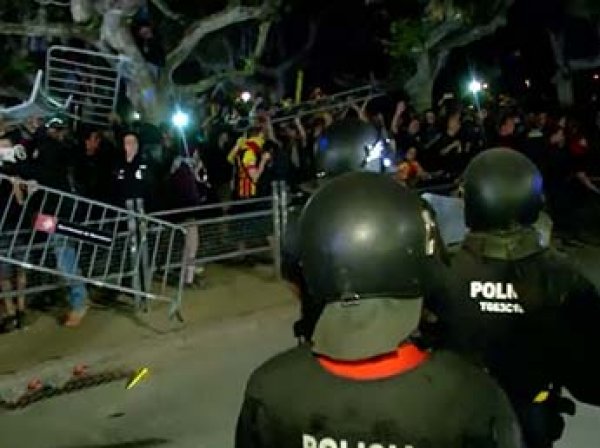 Беспорядки в Барселоне: протестующие забросали полицейских банками, яйцами и бутылками