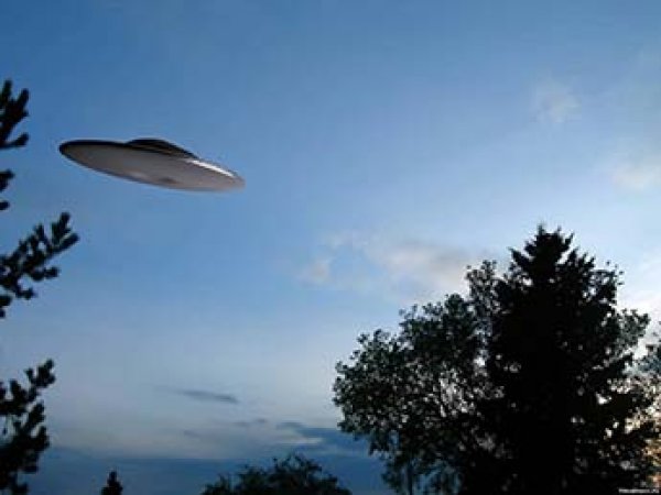 Очевидцы сняли пролет НЛО в небе над Петербургом
