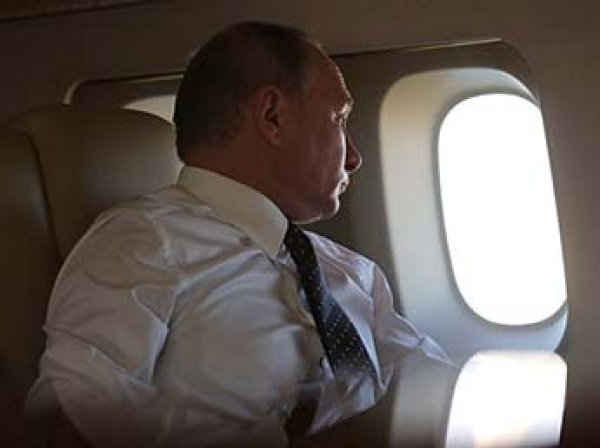 Песков рассказал, чем занимается Путин во время долгих перелетов