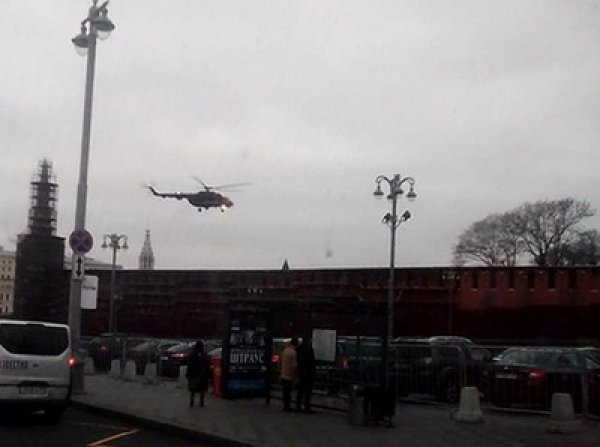 Сеть взбудоражена видео, как с территории Кремля взлетели два вертолета Ми-8 с "вооруженными людьми"