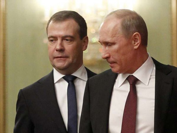 Путин отправил Медведева вникать в "реальную жизнь" россиян из-за роста налогов