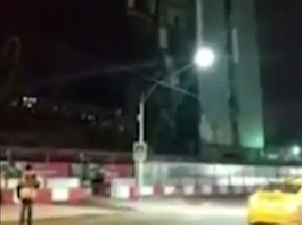 В Москве бизнес-центр рухнул прямо на дорогу: опубликовано видео