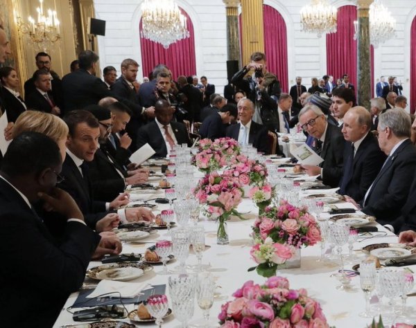 Трамп подмигнул Путину, а Порошенко не пустили за главный стол в Париже