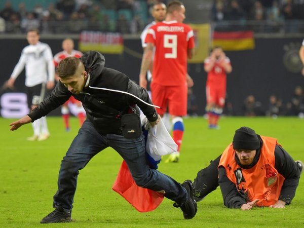 Болельщик с флагом России на матче с Германией выбежал на поле и упал в ноги Нойеру (ВИДЕО)