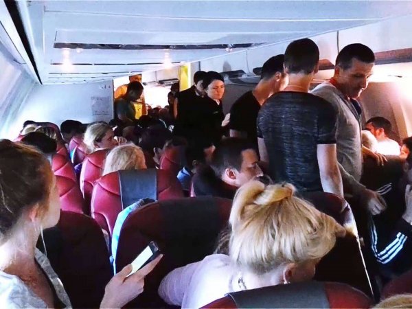"Уши и голова в жесть": в Тюмени из-за давления в салоне самолета пассажиры штурмовали кабину пилотов