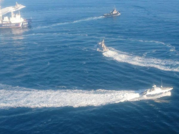 Российский катер протаранил корабль ВМС Украины, который незаконно пересек границу РФ