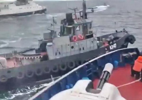 Три корабля ВМС Украины захвачены ФСБ со стрельбой и тараном: есть раненые (ВИДЕО)