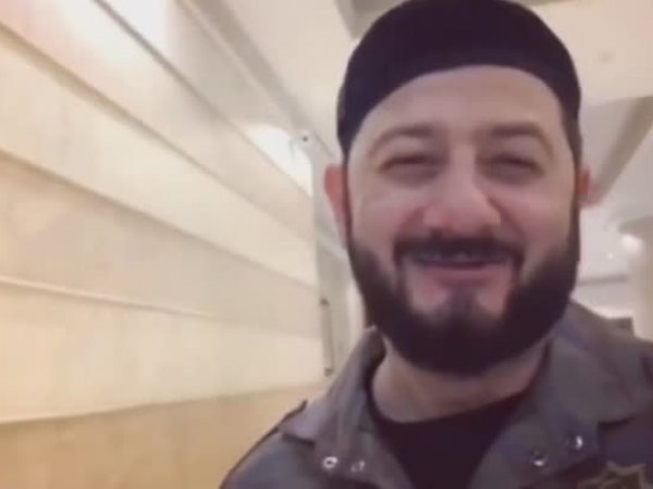 Чеченцев оскорбила пародия Галустяна на Кадырова с шуткой о петухах