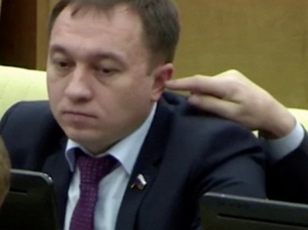Заскучавший на заседании Госдумы депутат засунул коллеге палец в ухо
