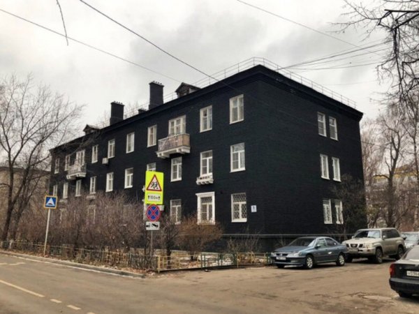 Левин из "Интернов" перекрасил дом в Котельниках в черный цвет в знак протеста против сноса — Сеть