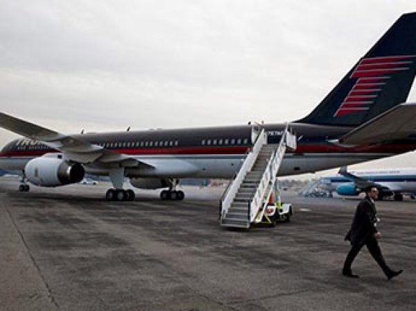 В аэропорту Нью-Йорка пассажирский самолет протаранил лайнер Трампа