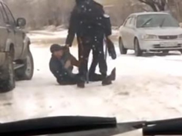 СКР заинтересовался видео, на котором полицейские на Алтае избивают инвалида на костылях