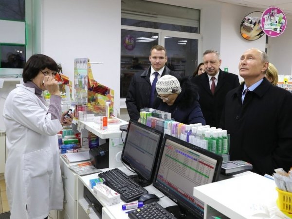 СМИ: "бабушка без нервов" в аптеке с Путиным купила лекарств на 2,6 тысячи при пенсии в 9 тысяч