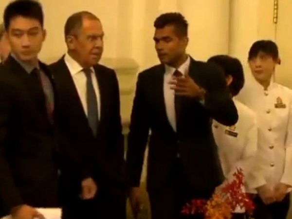 Охрана "загнала в угол" Лаврова на встрече Путина с президентом Сингапура (ВИДЕО)