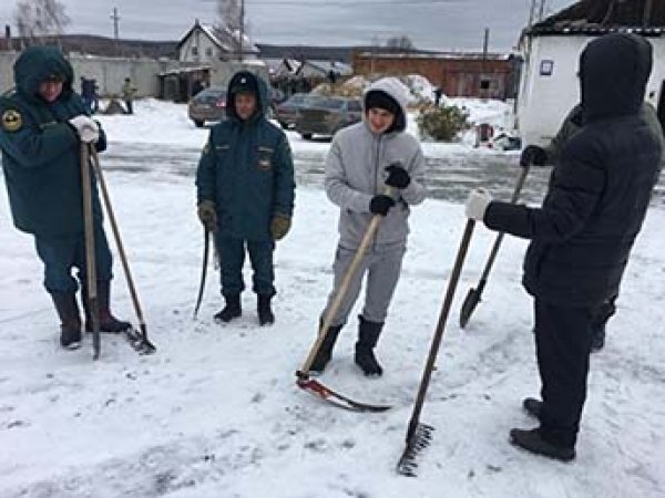 В Екатеринбурге спасателей МЧС к приезду начальства заставили косить траву под снегом