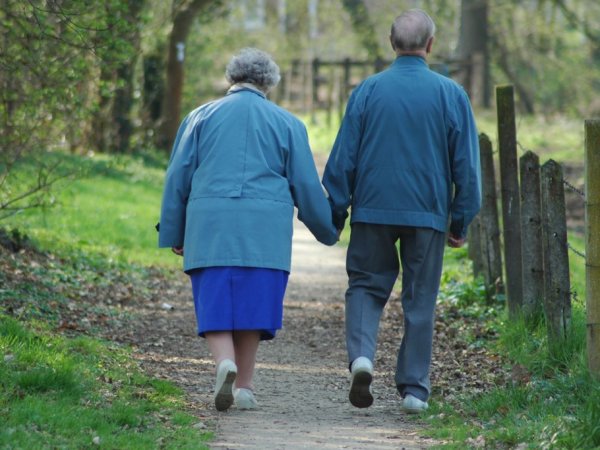 Отчаявшиеся жить на одну пенсию пожилые супруги попытались покончить с собой