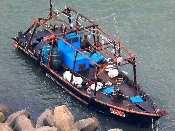 У берегов Японии найдены десятки лодок с трупами