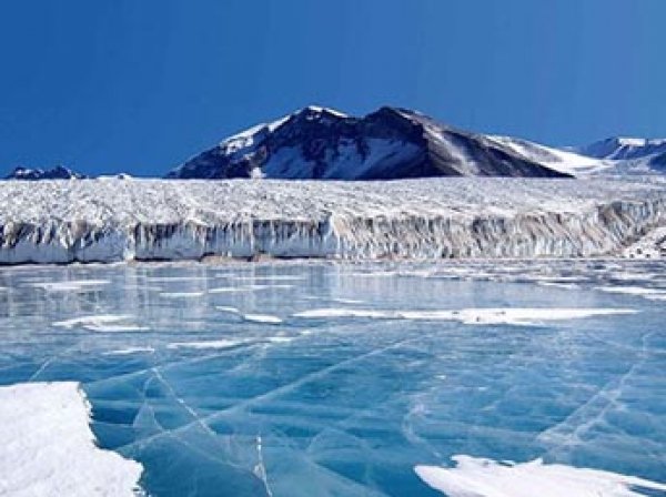 Под тающими льдами Антарктиды нашли источник загадочного излучения