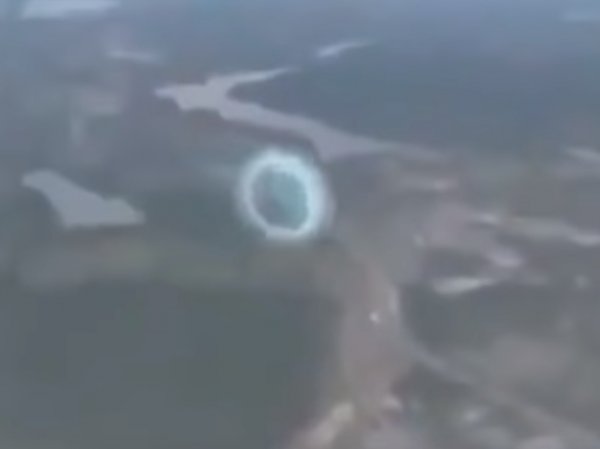 Нибиру открыла портал в другую Вселенную: видео сняли с борта самолета