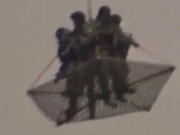 Видео с крупным изображением людей, вывезенных вертолетом из Кремля, появилось в Сети