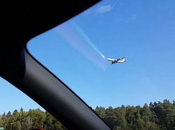 "Зависший" в небе самолет перепугал Сеть (ВИДЕО)