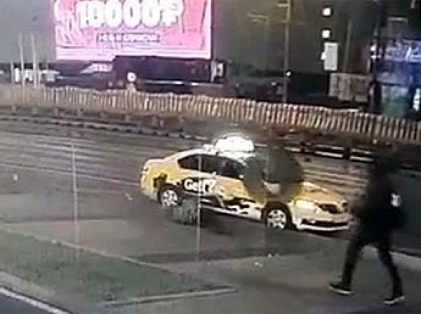 В Москве женщину на тротуаре убило отлетевшим от "КАМАЗа" колесом: ЧП попало на видео