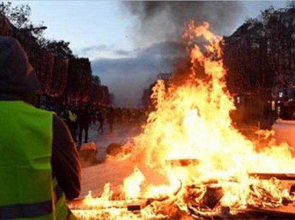 Акции протеста  и погромы захлестнули Францию из-за повышения цены бензина на 2,9 цента
