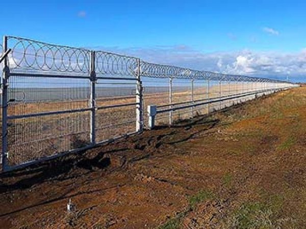 "Учись, Сеня!": украинцы сравнили новый забор в Крыму со "стеной Яценюка"