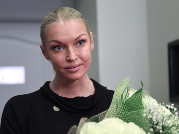 "Пошлятина": Волочкова в откровенном концертном платье у стоматолога разозлила соцсети