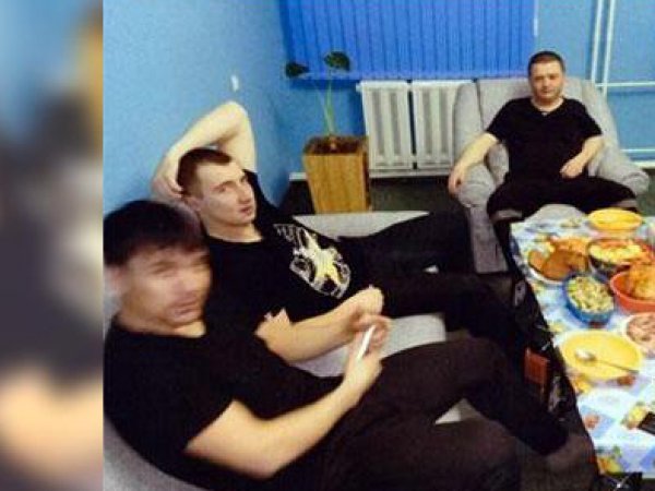 Белые диваны, плазма, "айфон" на зарядке: в Сети появилось видео из VIP-камеры Цеповяза
