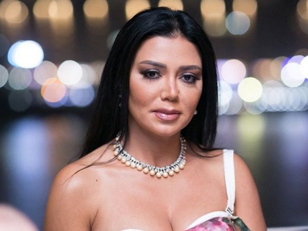 Египетская актриса может сесть на 5 лет за полупрозрачное платье на публике (ФОТО)
