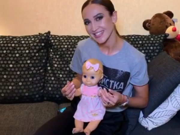 "Когда своего родишь?": на Бузову накинулись в соцсетях после видео с куклой