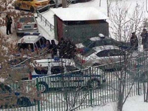 В Москве подросток пришел в школу с ножом, заперся в классе и угрожает учителям