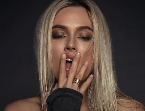 "Не от большого ума": на актрису Рудову ополчились за развратные фото в Instagram