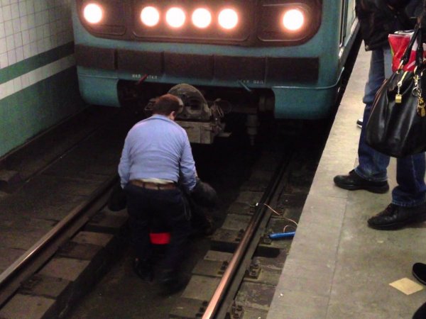 В московском метро мужчина и женщина бросились под поезд