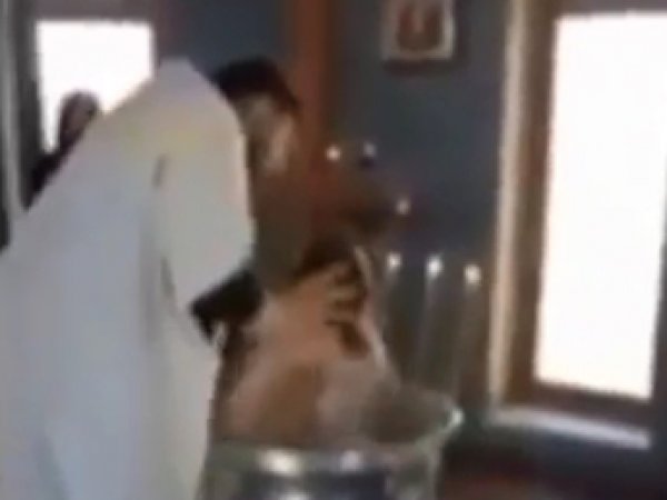 Соцсети шокировало видео с жутким крещением ребенка в церкви