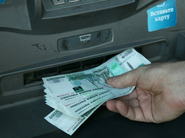 В России приняли закон о контроле за снятием наличных с банковских карт