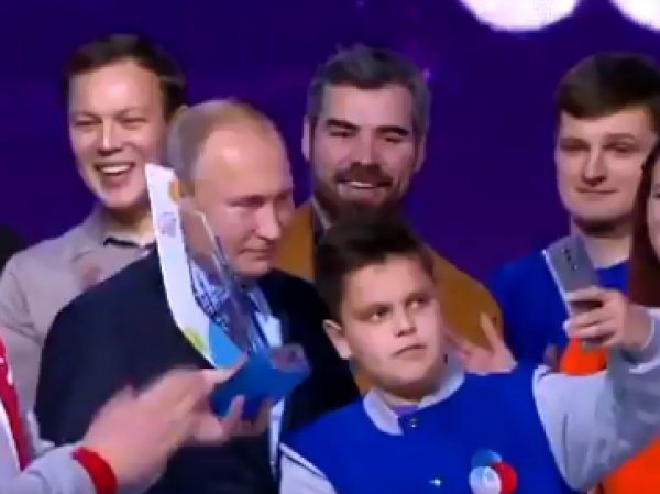 Видео со школьником, упустивший момент для селфи с  Путиным, стало хитом в Сети