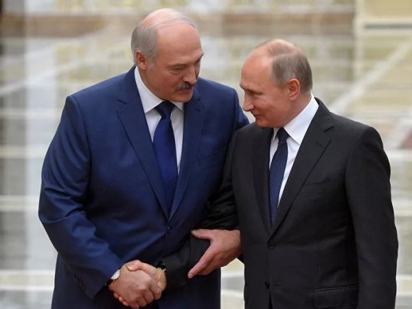 "Ты хочешь, чтобы я купил автомат тебя защищать?": Лукашенко раскрыл детали беседы с Путиным